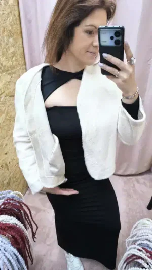 casaco de pelo fashion em branco, bege e cinzento escuro.