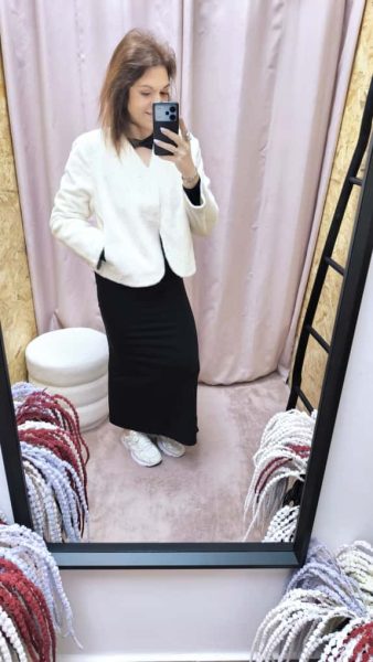 casaco de pelo fashion em branco, bege e cinzento escuro.