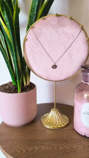 Colar Lábios de Luz em tom prateado com pendente em forma de lábios e cristal.