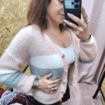 Cardigan Rosa Encantado Suave em tricot com riscas pastel e botões dourados.