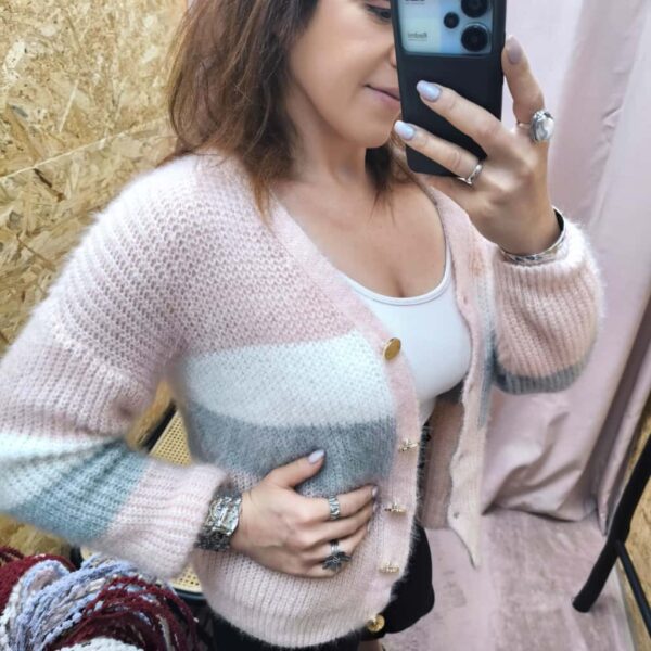 Cardigan Rosa Encantado Suave em tricot com riscas pastel e botões dourados.
