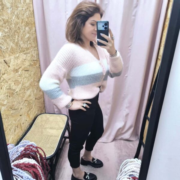 Cardigan Rosa Encantado Suave em tricot com riscas pastel e botões dourados.