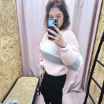 Cardigan Rosa Encantado Suave em tricot com riscas pastel e botões dourados.