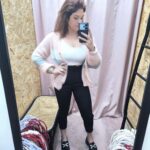 Cardigan Rosa Encantado Suave em tricot com riscas pastel e botões dourados.