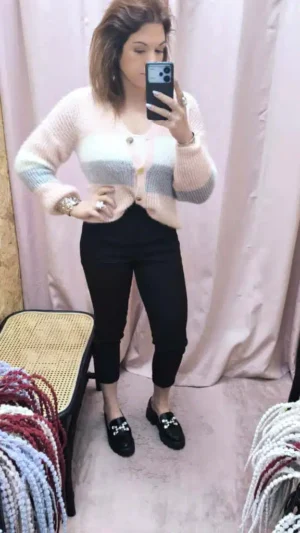 Cardigan Rosa Encantado Suave em tricot com riscas pastel e botões dourados.
