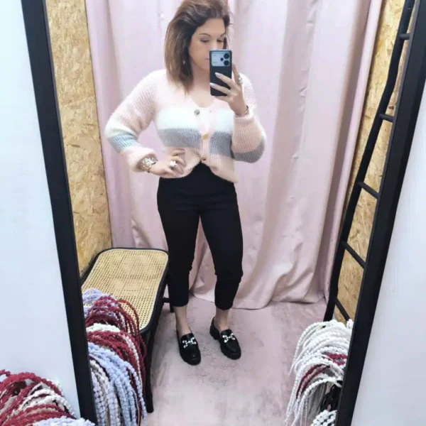 Cardigan Rosa Encantado Suave em tricot com riscas pastel e botões dourados.