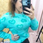 Camisola Coração Love Cozy em malha macia com padrão de corações lilás e turquesa