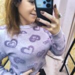 Camisola Coração Love Cozy em malha macia com padrão de corações lilás e turquesa