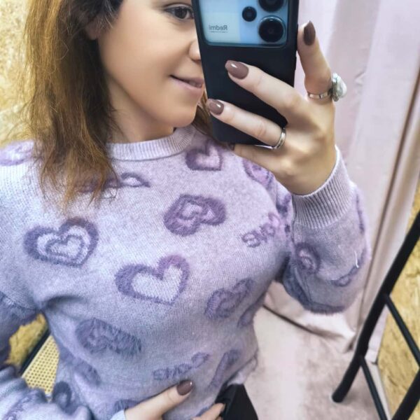 Camisola Coração Love Cozy em malha macia com padrão de corações lilás e turquesa