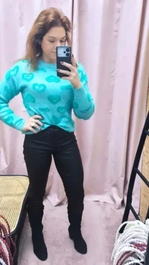Camisola Coração Love Cozy em malha macia com padrão de corações lilás e turquesa